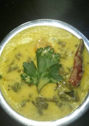 A picture of Spinach Kadhi...with pakoda.