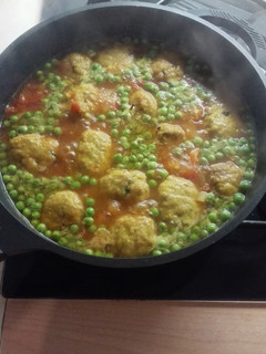 Una foto de Guiso de albóndigas fritas
