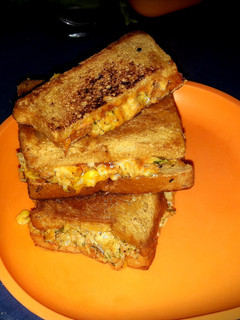 चीज़ी सैंडविच (Cheese sandwich recipe in Hindi) रेसिपी मुख्य फोटो