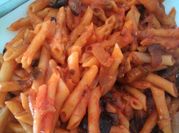 Una foto de macarrones veganos