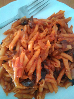 Una foto de Macarrones con berenjena y pimientos