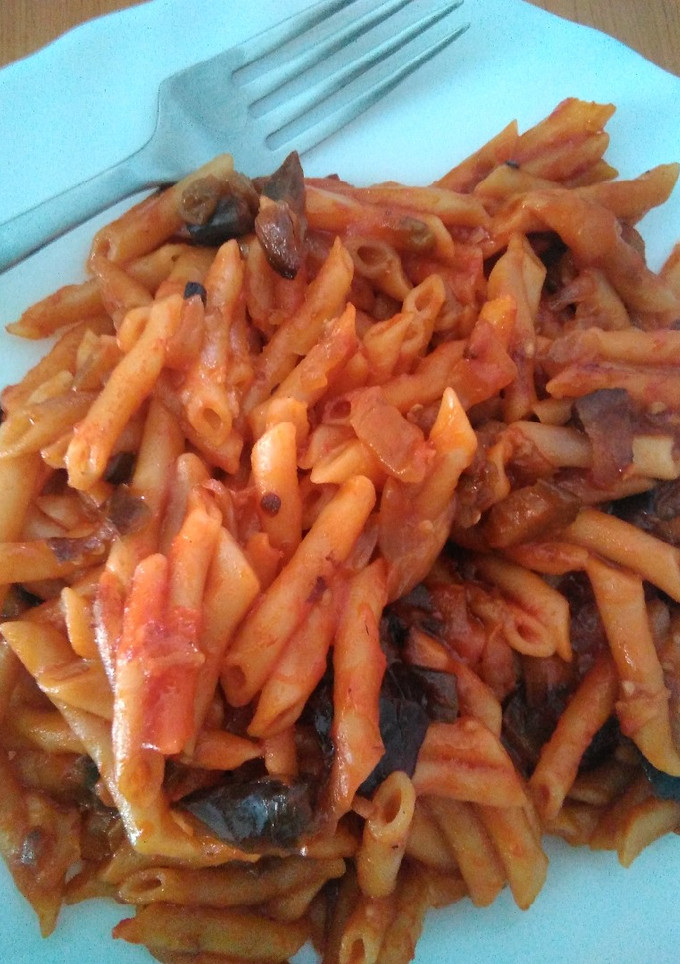 Una foto de Macarrones con berenjena y pimientos