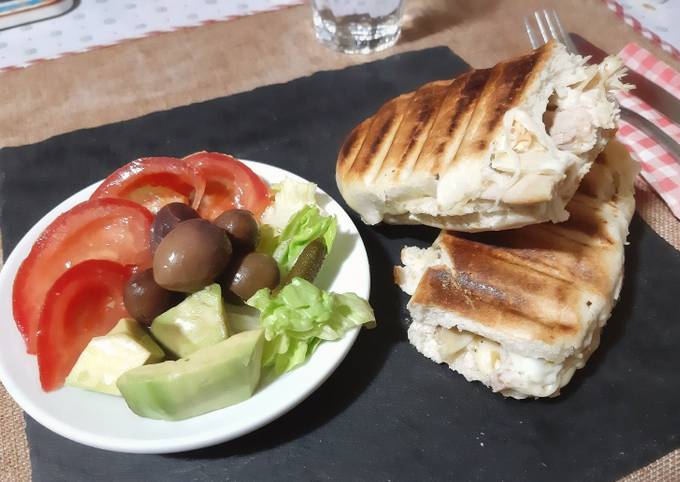 Panini poulet fromage accompagné de salade composée 🍴