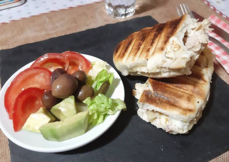 Panini poulet fromage accompagné de salade composée 🍴