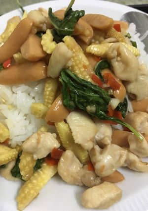 รูปของ กะเพราไก่ไส้กรอก