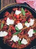 Espaguetis al pesto rosso, cherrys confitados y burrata