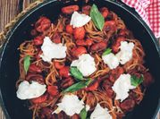 Una foto de burrata con pasta