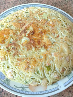 Una foto de Tortilla de tallarines/pollo y verduras