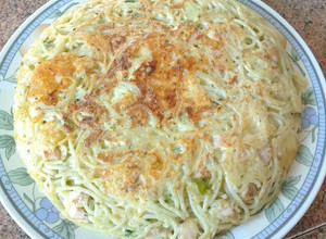 Una foto de Tortilla de tallarines/pollo y verduras