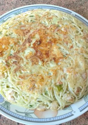 Una foto de Tortilla de tallarines/pollo y verduras