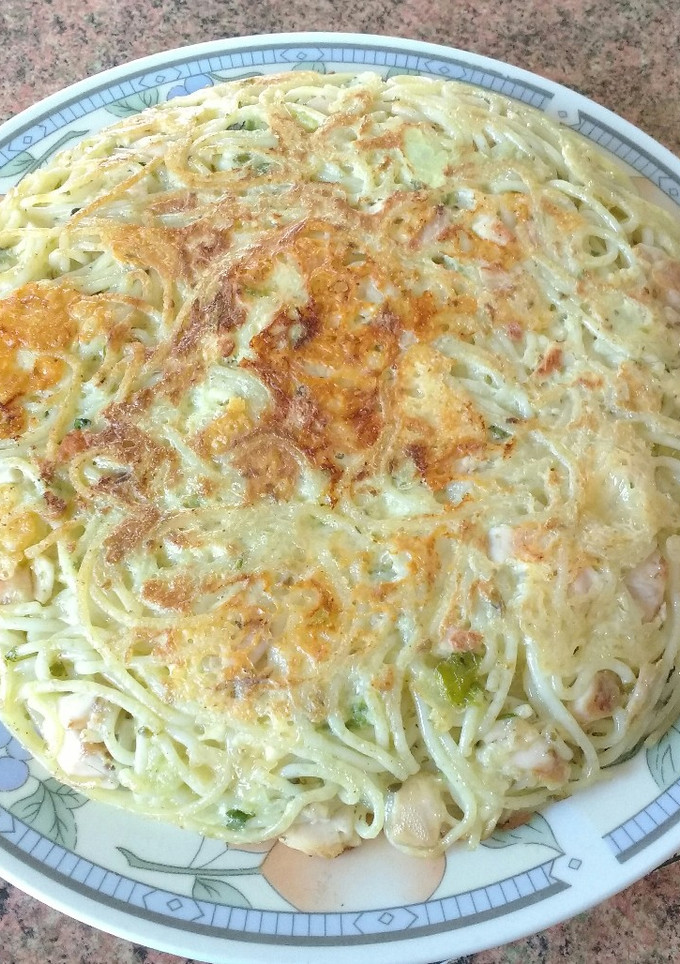 Una foto de Tortilla de tallarines/pollo y verduras
