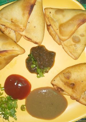 आलू मटर समोसा (Aloo Matar samosa recipe in Hindi) रेसिपी मुख्य फोटो