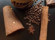Una foto de café de canela