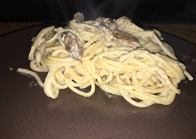 Foto principal de Espaguetis con nata, champiñones y cebolla crujiente