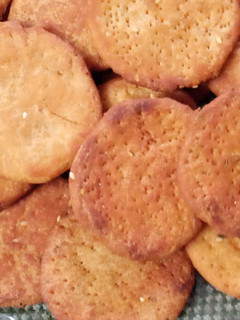 मीठी मठरी (Meethi mathri recipe in hindi) रेसिपी मुख्य फोटो