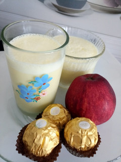 A picture of Apple Milk Shake.