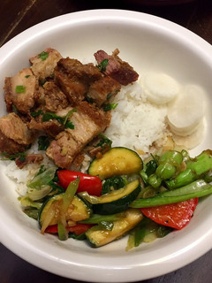 Una foto de Crispy Pork & Vegetales Salteados