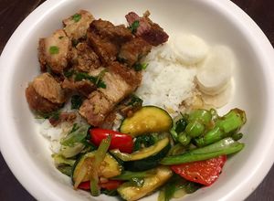Una foto de Crispy Pork & Vegetales Salteados