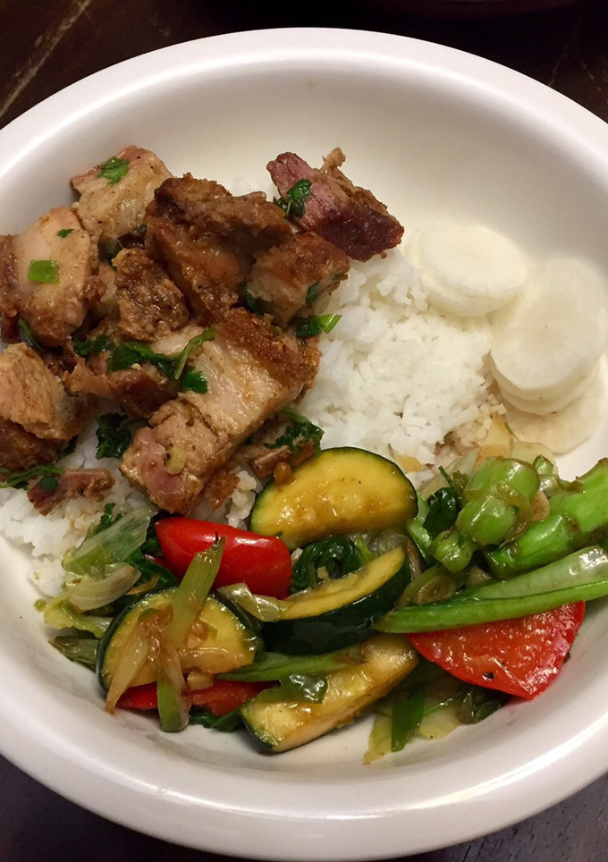 Una foto de Crispy Pork & Vegetales Salteados