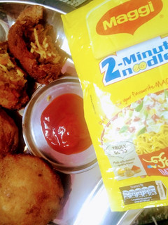 மேகி நூடுல்ஸ் கச்சோரி (Maggi Noodles Kachori recipe in Tamil) செய்முறை முக்கிய புகைப்படம்