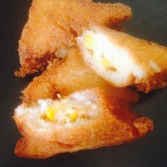 A picture of Cheese corn bread samosa.