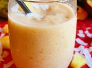 Una foto de smoothie tropical