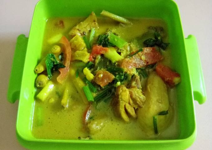 Opor Ayam Bumbu Kuning