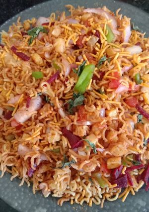 मैगी एंड पोटैटो भेल (maggi and potato bhel recipe in Hindi) रेसिपी मुख्य फोटो