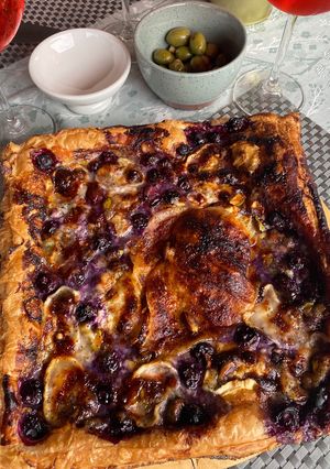 Una foto de Hojaldre de Queso de Cabra, Roquefort y Arándanos con Crunch de Pistachos !!!!
