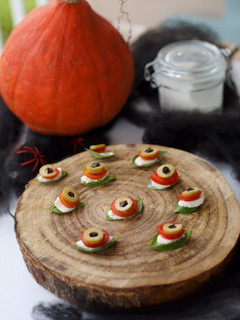 Una foto de Ojitos de monstruo caprese para Halloween 🦇