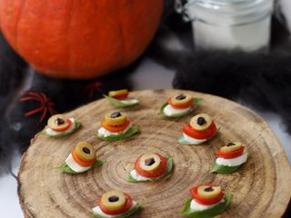 Ojitos de monstruo caprese para Halloween 🦇