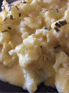 Una foto de Mac & cheese de coliflor con cheddar / low carb