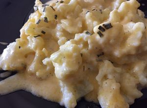 Una foto de Mac & cheese de coliflor con cheddar / low carb