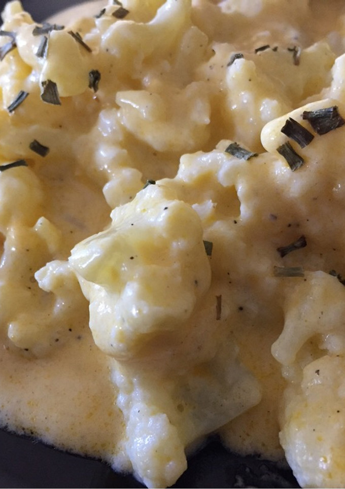 Una foto de Mac & cheese de coliflor con cheddar / low carb