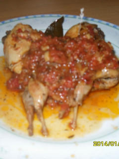Una foto de Codornices con tomate