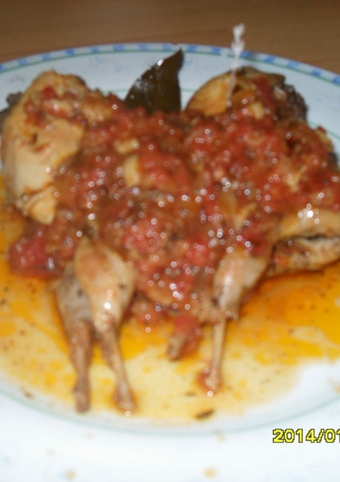 Una foto de Codornices con tomate