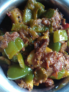 आलू - शिमला मिर्च (Aloo shimla mirch recipe in hindi) रेसिपी मुख्य फोटो