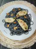 Spaghetti al nero di sepia con huevas al ajillo