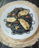 Spaghetti al nero di sepia con huevas al ajillo