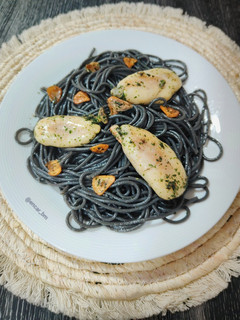 Una foto de Spaghetti al nero di sepia con huevas al ajillo