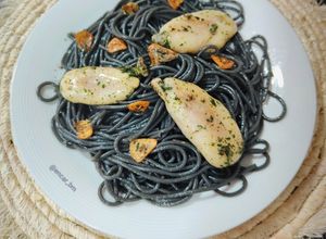 Una foto de Spaghetti al nero di sepia con huevas al ajillo