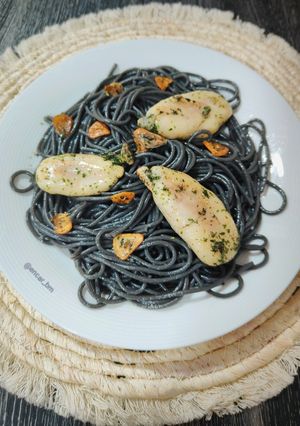 Una foto de Spaghetti al nero di sepia con huevas al ajillo