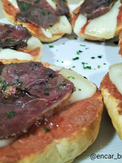 Una foto de Montadito de paté, queso y jamón de pato con mermelada de tomate