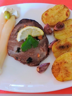 Una foto de Atún en salsa verde con patatas a la llauna
