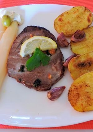 Una foto de Atún en salsa verde con patatas a la llauna
