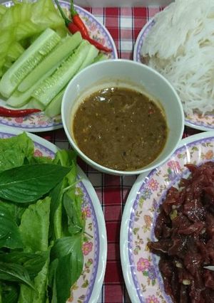 Hình của món Bò tái chanh cuốn bánh tráng.
