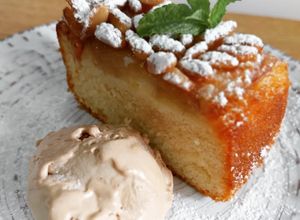 Foto principal de Bizcocho de yogurt invertido de manzana y piñones sin gluten