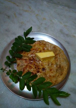 A picture of Buttery aloo paratha.