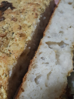 Una foto de Focaccia ajo, orégano y queso rallado