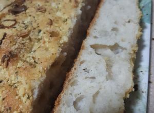 Una foto de Focaccia ajo, orégano y queso rallado